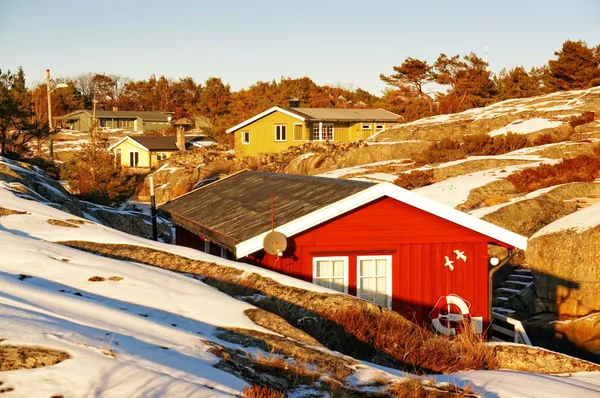 Colorful wooden summer cottage over winter coast — Stock Photo, Image