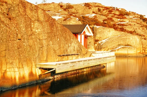 Деревянная набережная на берегу Северного моря — стоковое фото