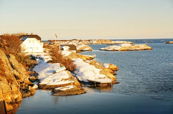 Bauernhof mit Holzgebäuden am Ufer der Nordsee — Stockfoto