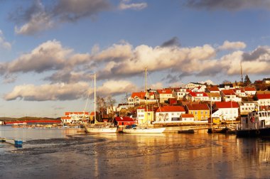 İnce buzla kaplı buz üzerinde bay