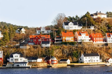 Bina, Norveç ile kayalık ada