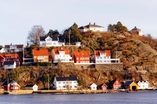 Budovy na skalnatém ostrově, Norsko — Stock fotografie