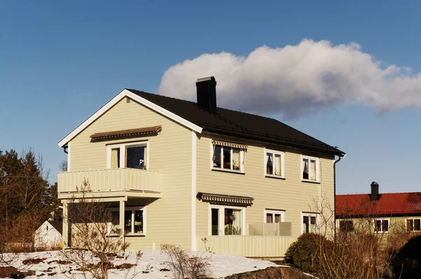 Noorse huis in de winter — Stockfoto