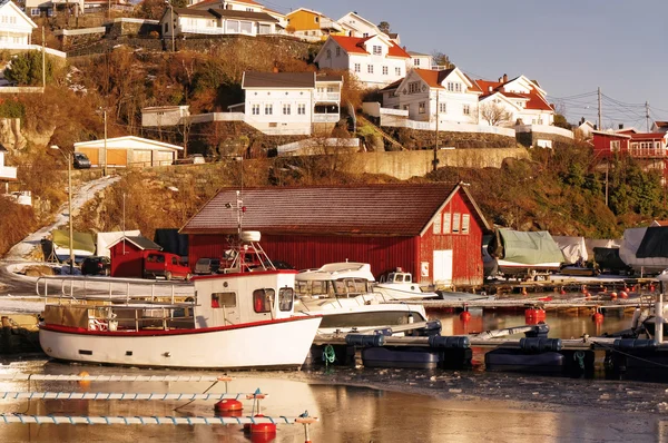 Båtbrygga på vintern, Norge — Stockfoto