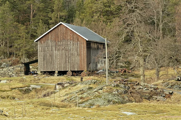 Antiguo granero de madera en el bosque, Noruega —  Fotos de Stock