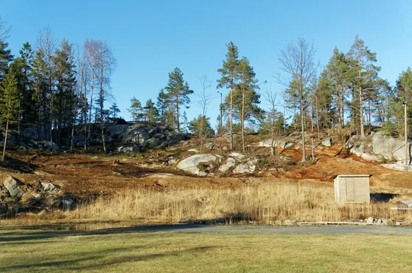 在春天，挪威岩石间滑雪 — 图库照片