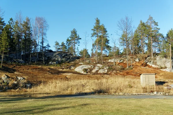 Sendero de esquí entre las rocas en la primavera, Noruega — Foto de Stock