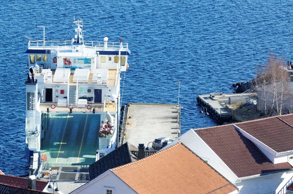 Ferry förtöjda i stranden, Norge — Stockfoto
