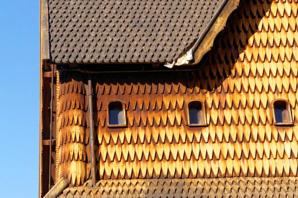 Finestre norvegesi nella chiesa di doghe — Foto Stock