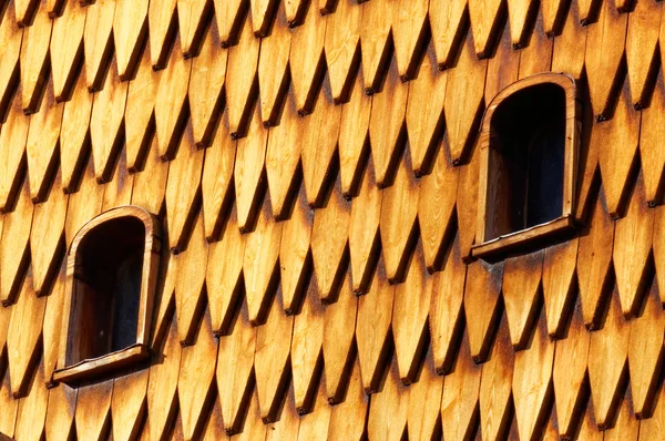 Techo de madera noruego y pequeñas ventanas — Foto de Stock