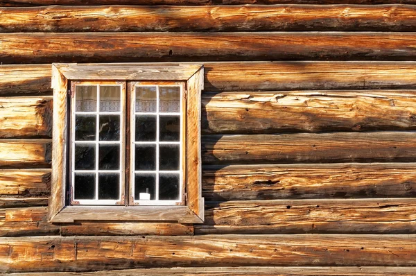 Норвежская стена бревен с окном — стоковое фото