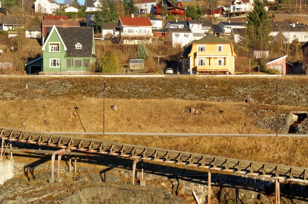Noorse houten gebouwen op de rivier bank — Stockfoto