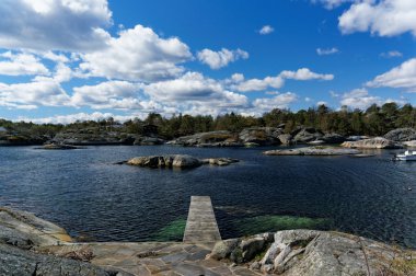 Fiyort küçük bir kayalık körfezde Bridge'de