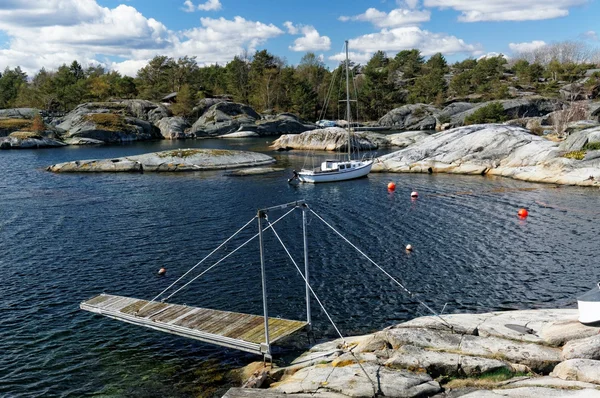 Petit yacht amarré dans la baie au printemps — Photo