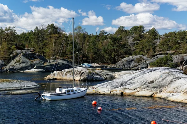 Deniz kenarı Norveç'te küçük yat — Stok fotoğraf