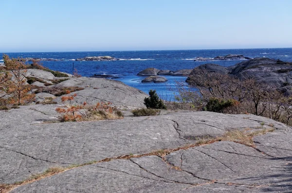 ノルウェー南部の海岸に岩を折り — ストック写真