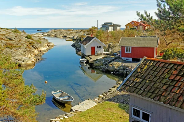 Casas de pescadores en la bahía del mar — Foto de Stock