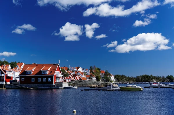 Norweski domek wczesną wiosną nad fiordem — Zdjęcie stockowe