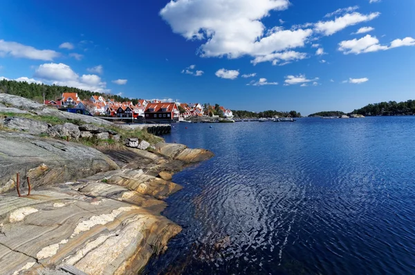 Kleurrijke huizen aan de kust van Noorse fjord — Stockfoto