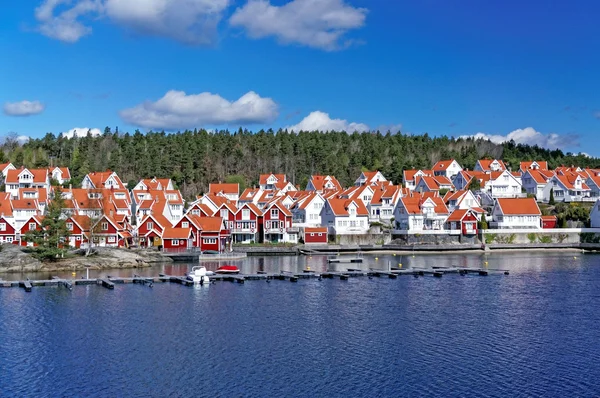 Vit sommarstugor på fjorden — Stockfoto