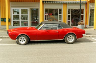 Kırmızı Pontiac Firebird