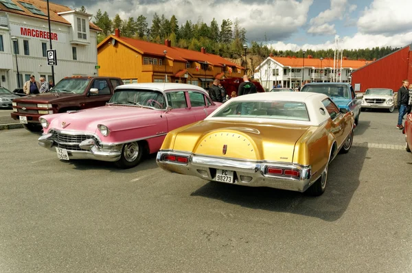 Roze en gouden auto 's — Stockfoto