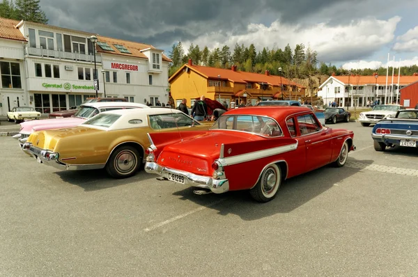 Красочные старые автомобили — стоковое фото