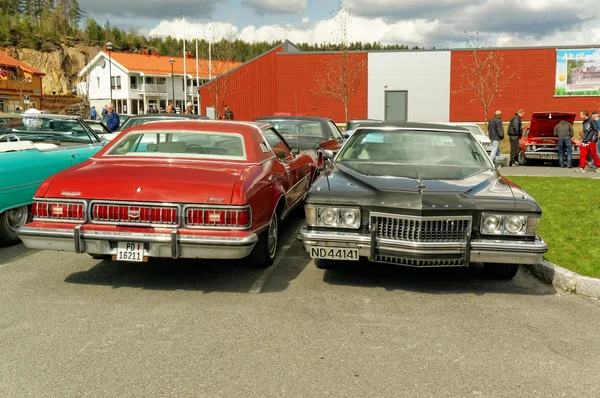 Buick Riviera in zwart en rood — Stockfoto