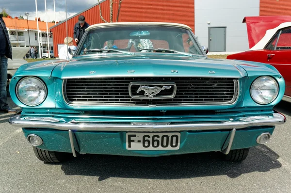 Ford Mustang em azul claro — Fotografia de Stock