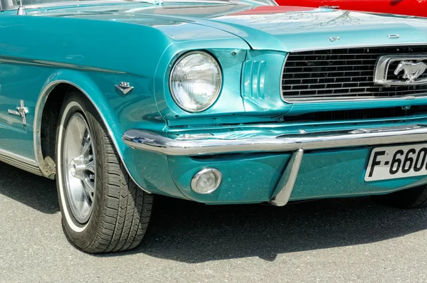 Ford Mustang в голубом цвете — стоковое фото