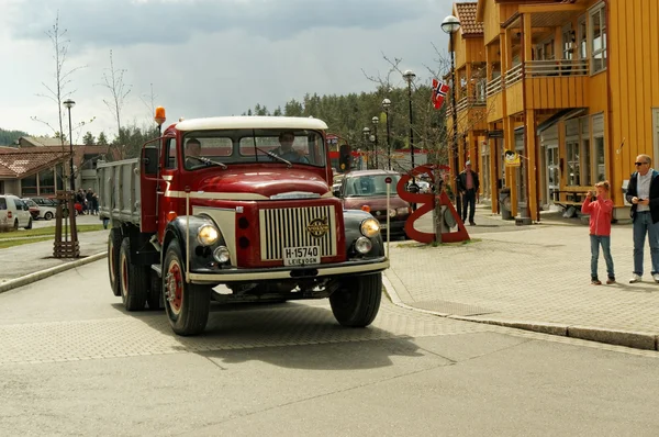 Volvo Truck кремово-красный — стоковое фото
