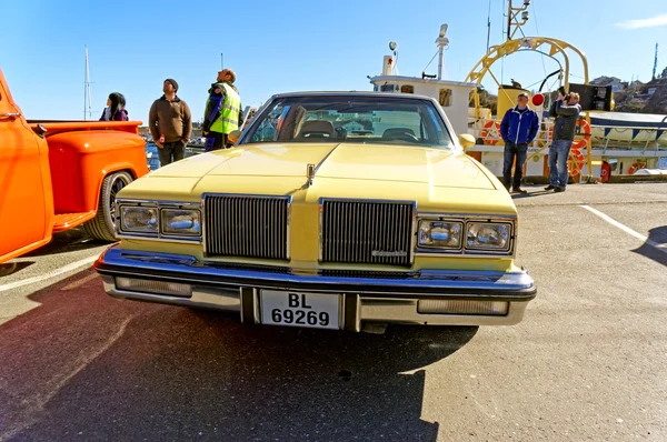 Oldsmobile em amarelo pálido — Fotografia de Stock