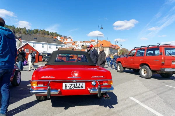 Kırmızı Mercedes 280 — Stok fotoğraf