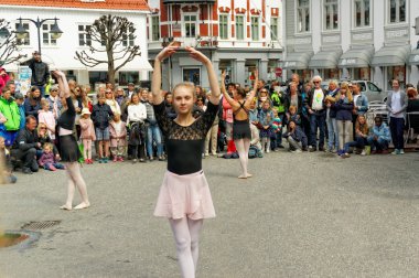 Norveç'te dans günü sokak performansı