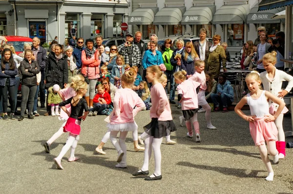 Norveç'te dans günü sokak performansı