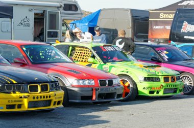 Yarış sonbahar Norveç'te drift araba modifiye