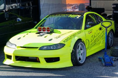 Yarış sonbahar Norveç'te drift araba modifiye