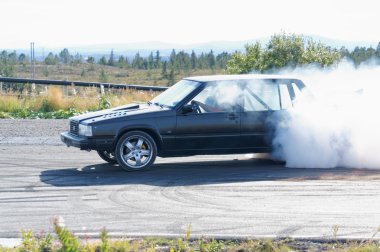 Yarış sonbahar Norveç'te drift araba modifiye