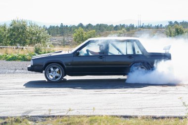 Yarış sonbahar Norveç'te drift araba modifiye