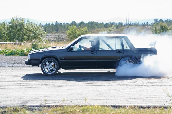 Syksyllä kilpa muutettu auto ajelehtii Norjassa — kuvapankkivalokuva