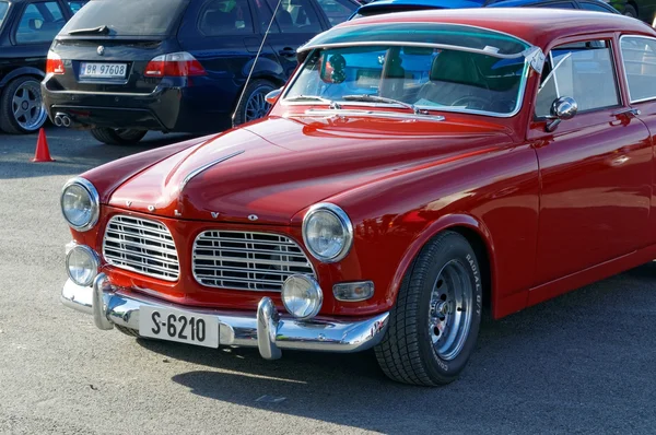 Herfst racing gewijzigd auto drijven in Noorwegen — Stockfoto