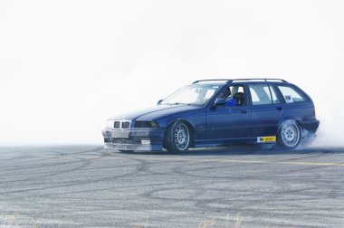 Yarış sonbahar Norveç'te drift araba modifiye