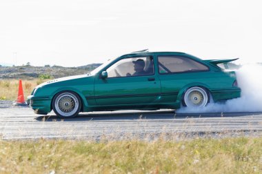 Yarış sonbahar Norveç'te drift araba modifiye