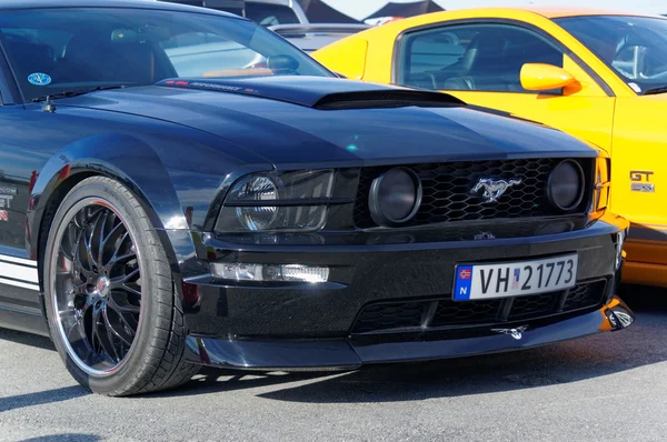 Herfst racing gewijzigd auto drijven in Noorwegen — Stockfoto