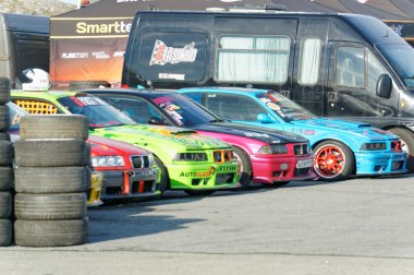 Yarış sonbahar Norveç'te drift araba modifiye