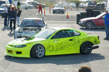 Yarış sonbahar Norveç'te drift araba modifiye