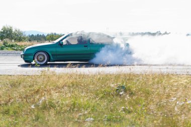 Yarış sonbahar Norveç'te drift araba modifiye