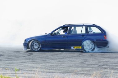 Yarış sonbahar Norveç'te drift araba modifiye