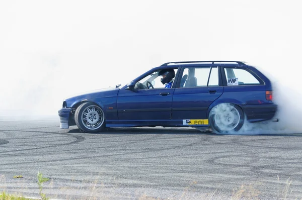 Herfst racing gewijzigd auto drijven in Noorwegen — Stockfoto