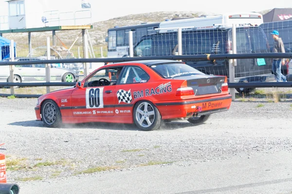 Herfst racing gewijzigd auto drijven in Noorwegen — Stockfoto